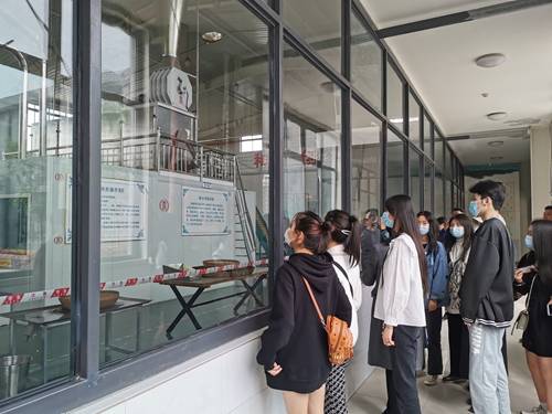 陜西省商貿(mào)學(xué)校茶葉經(jīng)營與服務(wù)專業(yè)開展禮儀服務(wù)學(xué)習(xí)實踐活動